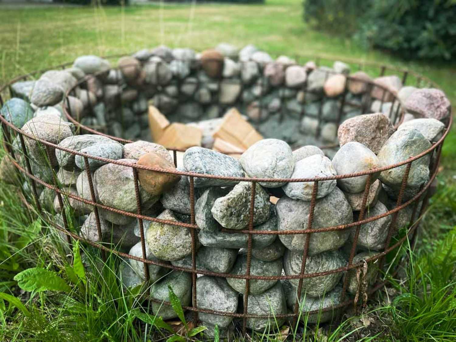 Bålsted lavet af sten lagt i et rivenet som er formet som en rund ring og i midten ligger der træ til afbrænding.