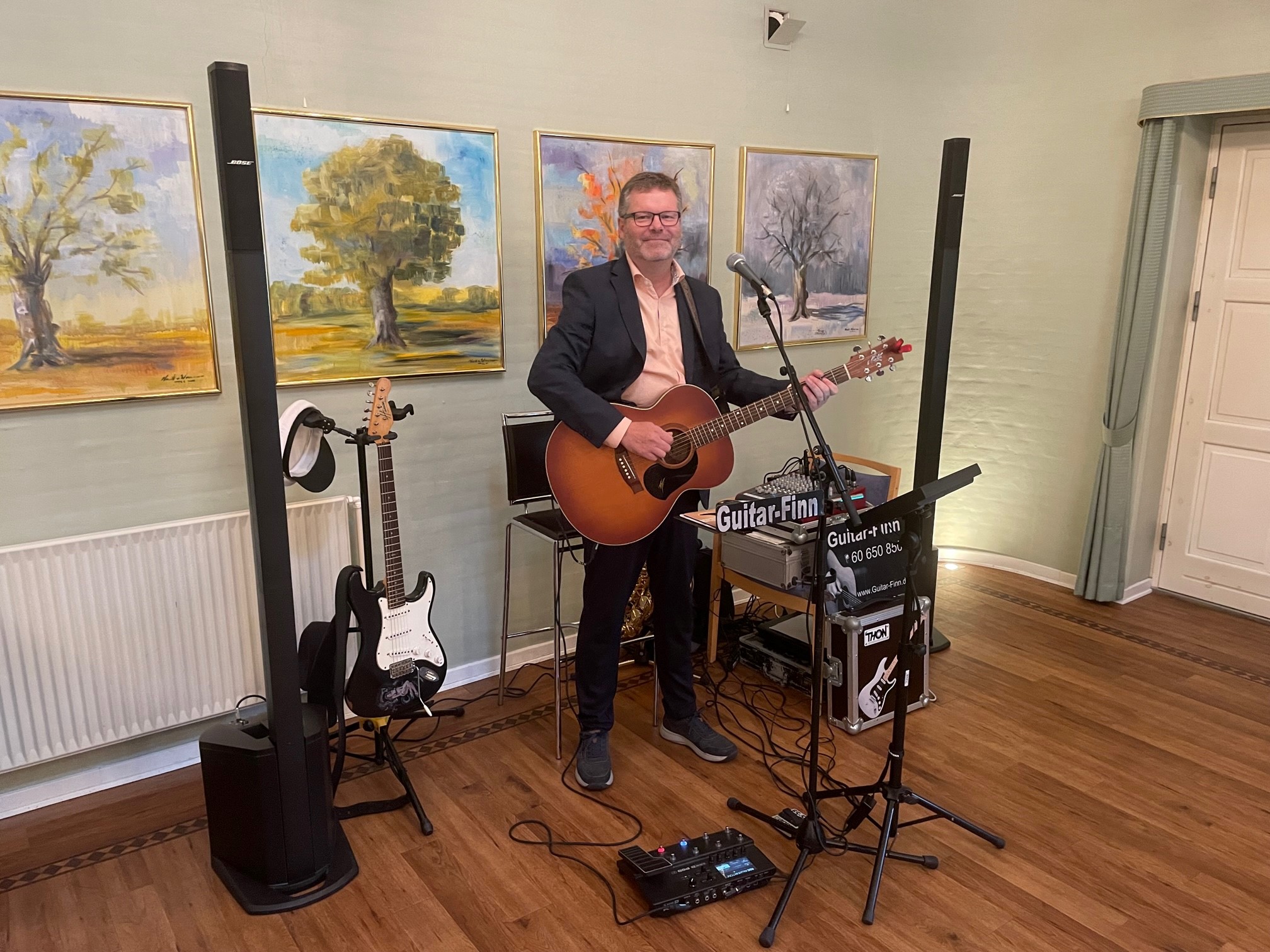 Giutar finn med alt sit udstyr mens han spiller for gæstene