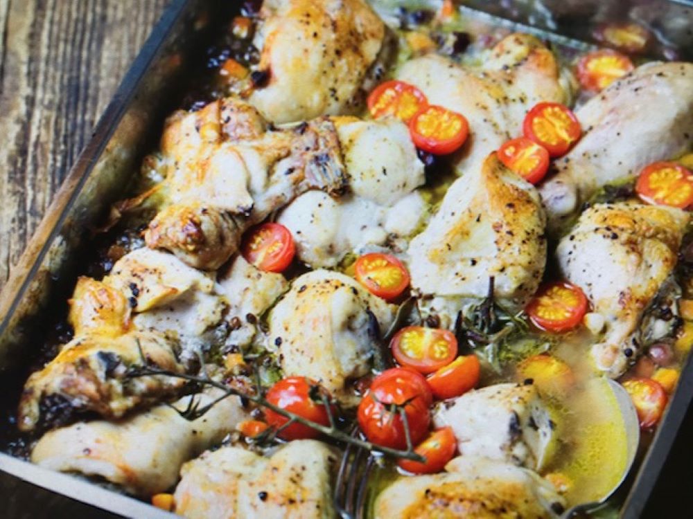 På dette billede er der vist et fad med mad. Det er kylling med tomater og rosmarin.