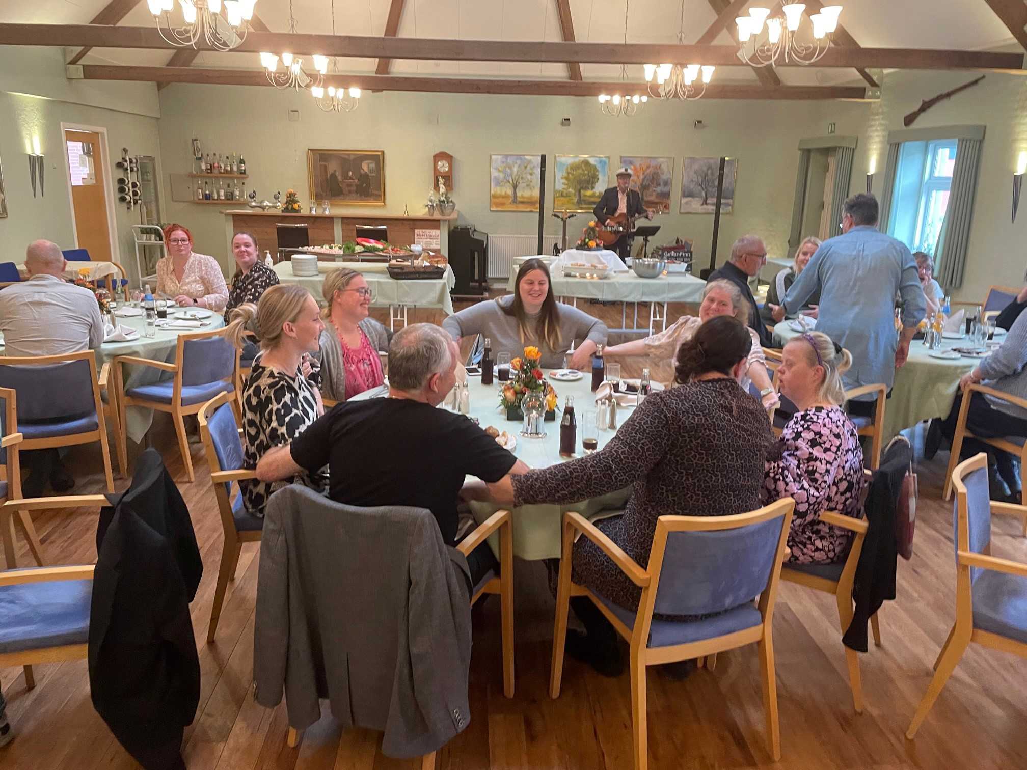 der bliver danset kædedans siddende til musikken