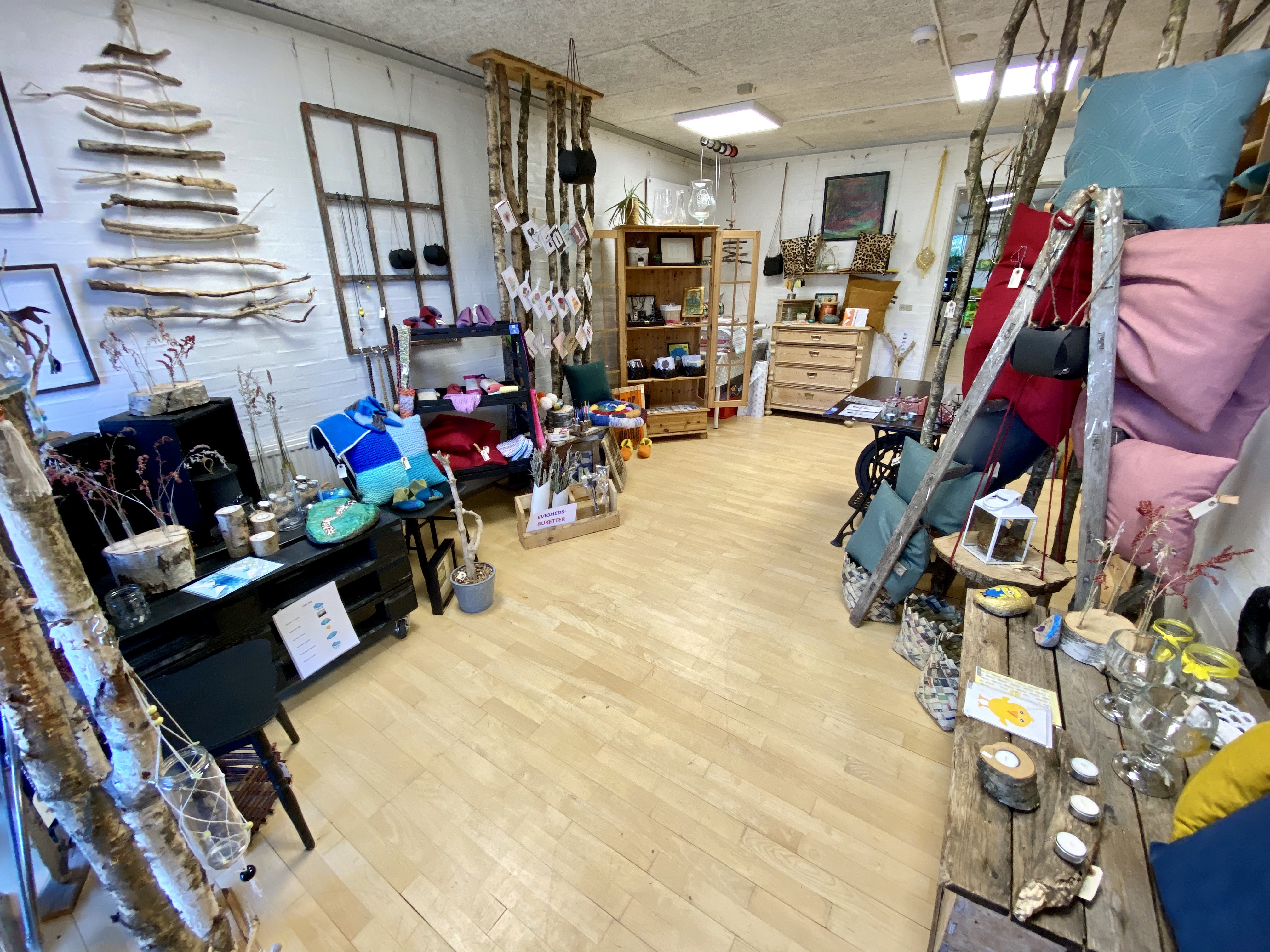 Butikken på Aktivitetshuset hvor man ser hvad de har lavet, postkort, pudder  og forskellige ting i træ