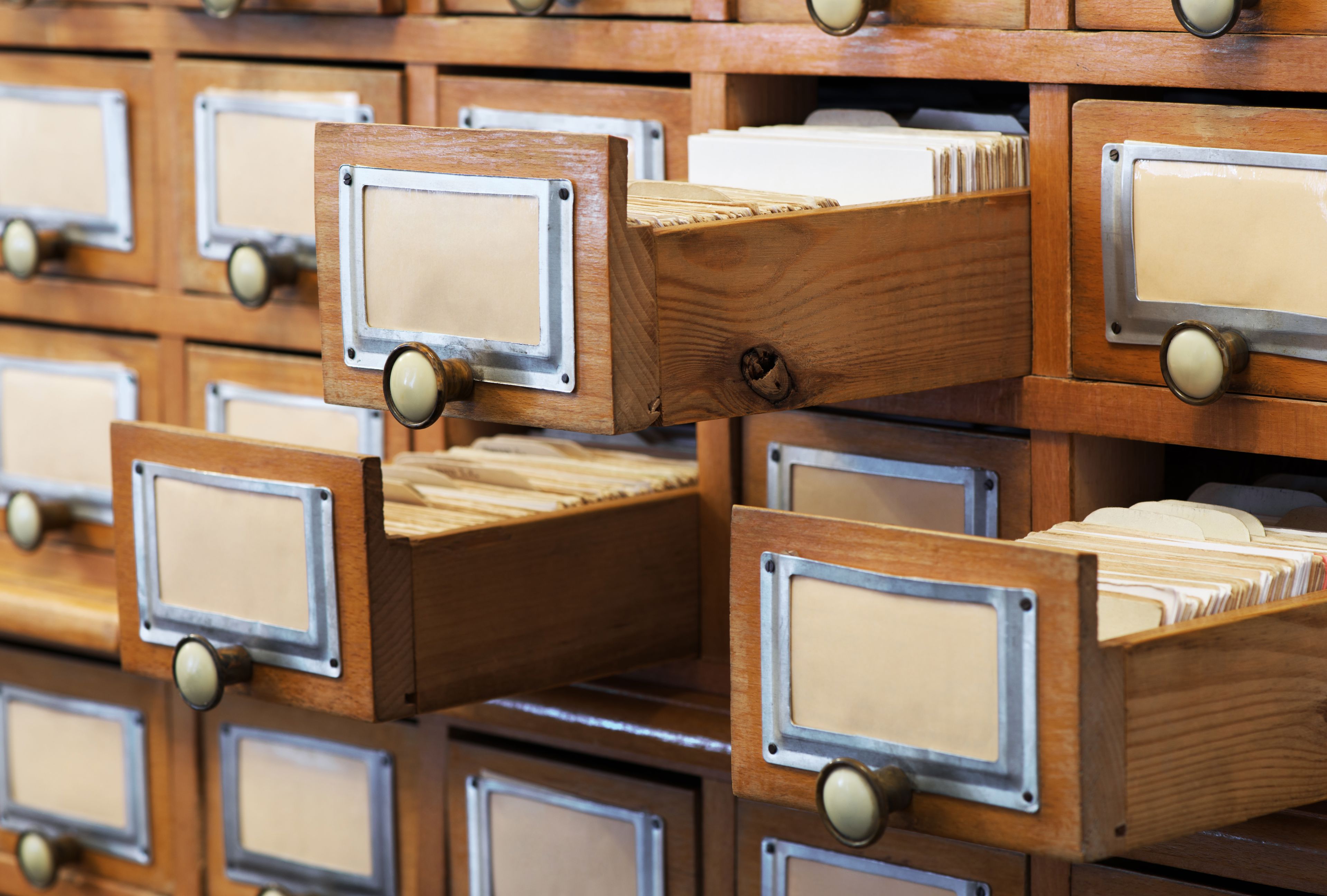 Billede af en ældre arkiv kommode.