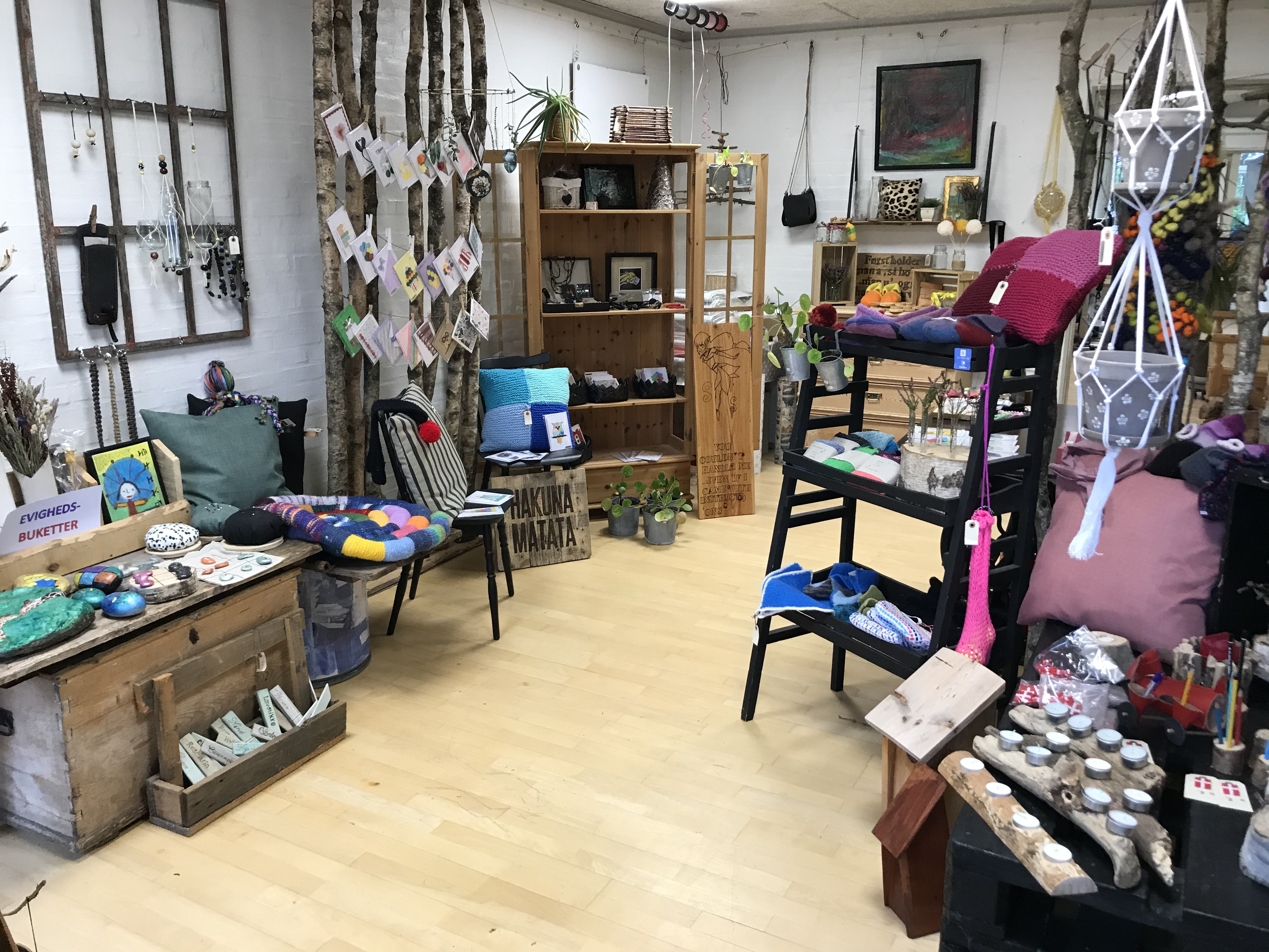 Butikken hvor man ser hvad de har lavet, postkort, pudder  og forskellige ting i træ
