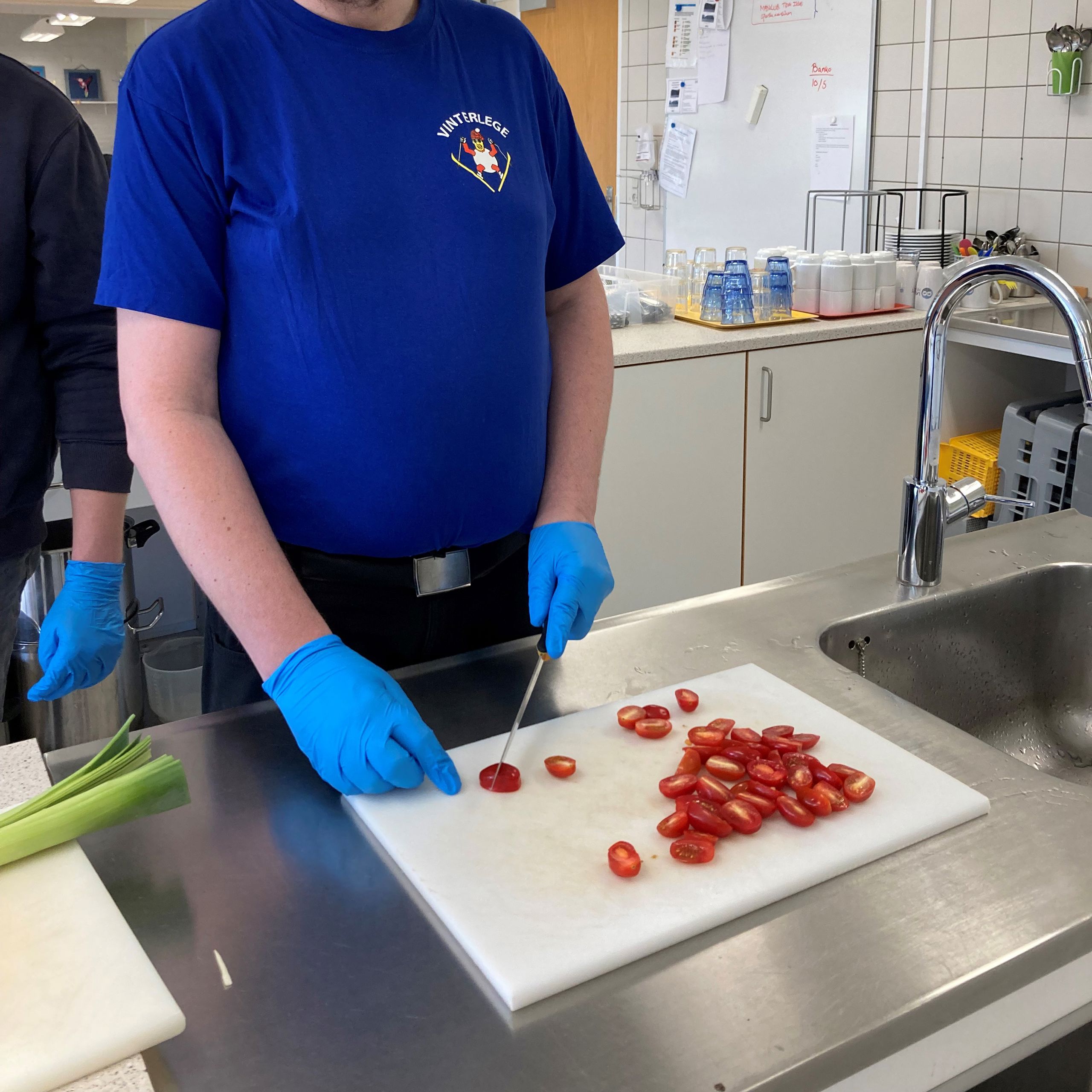 Borgeren der har skåret tomaterne viser stolt frem for langt han er nået.