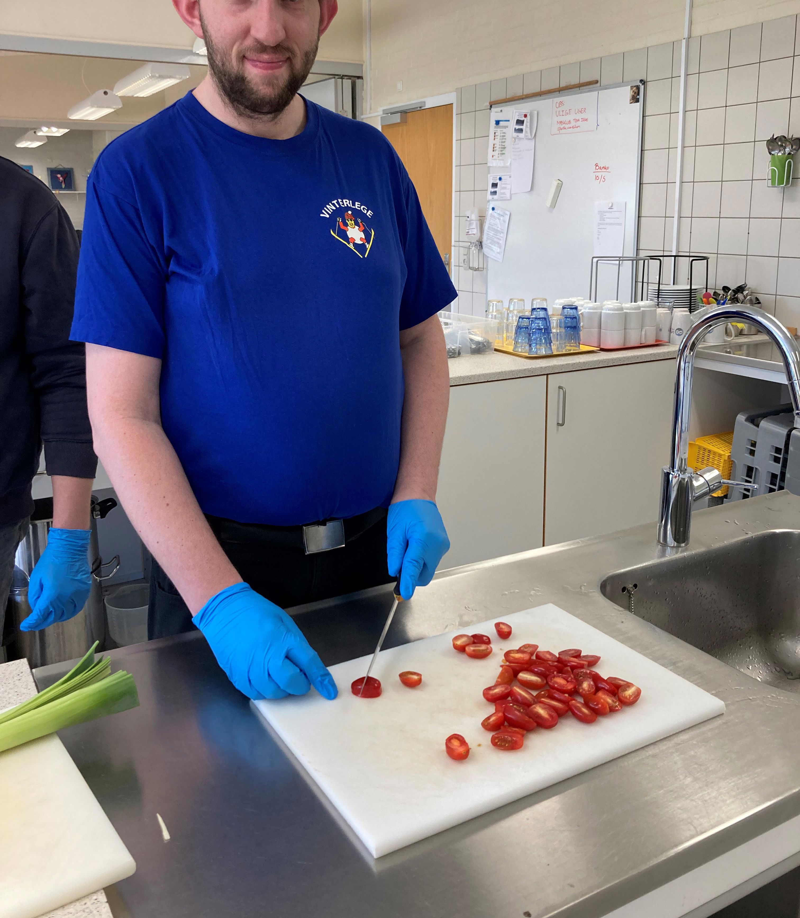 Borgeren der har skåret tomaterne viser stolt frem for langt han er nået.