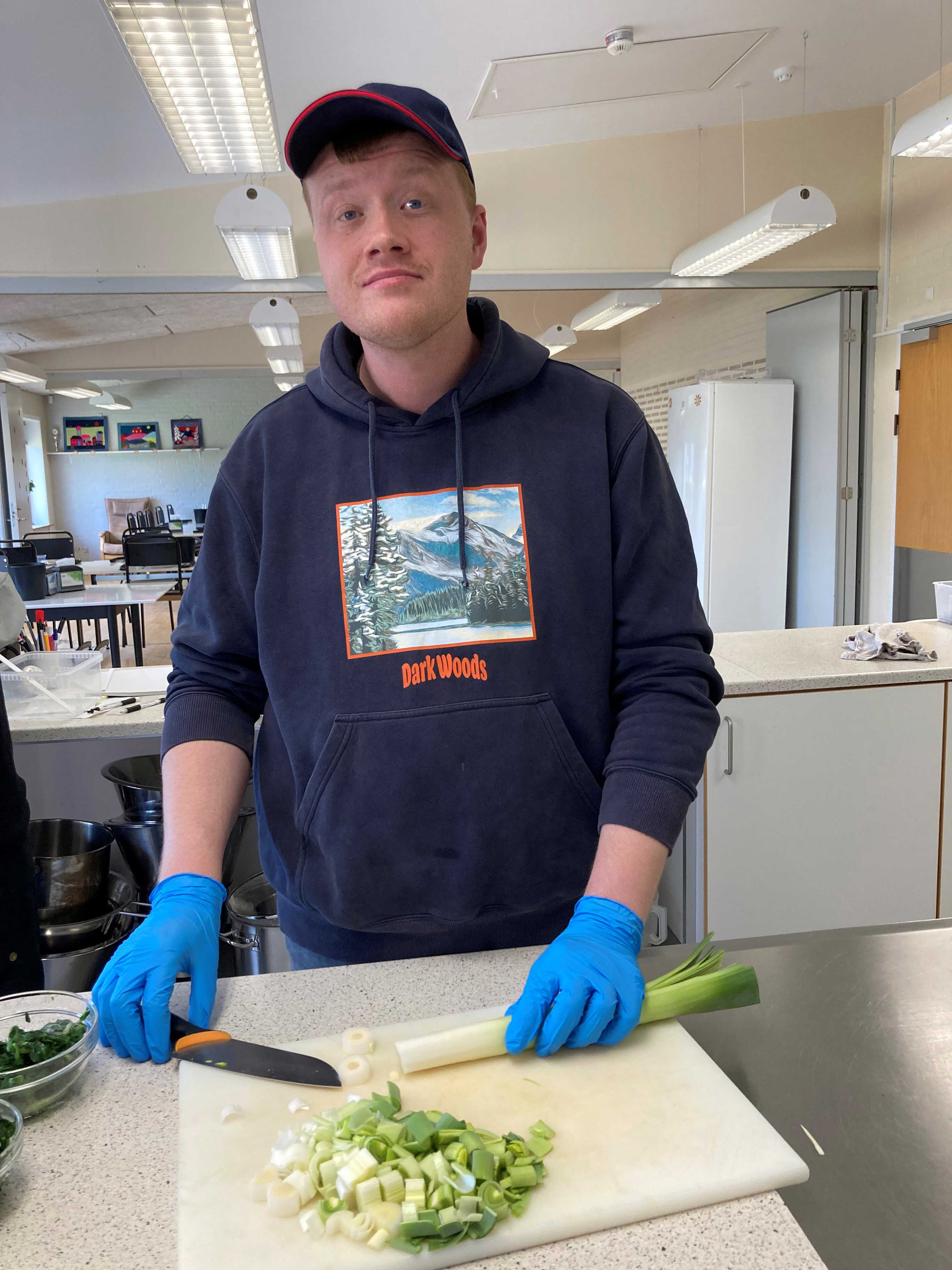 Borgeren der har skåret porre viser stolt sit arbejde frem.