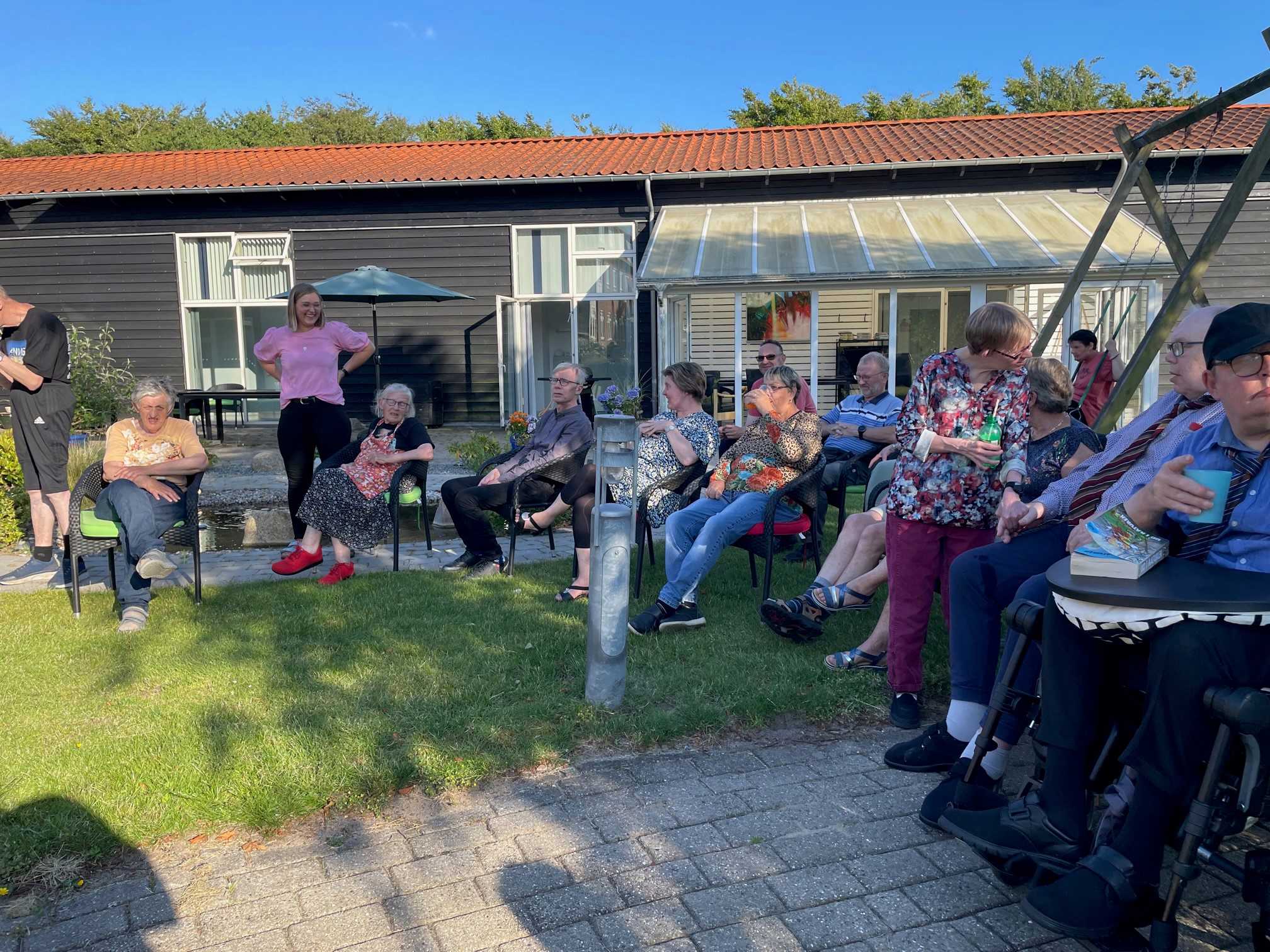 Borgerne sidder i halvcirkel de fleste er flyttet ind i skyggen