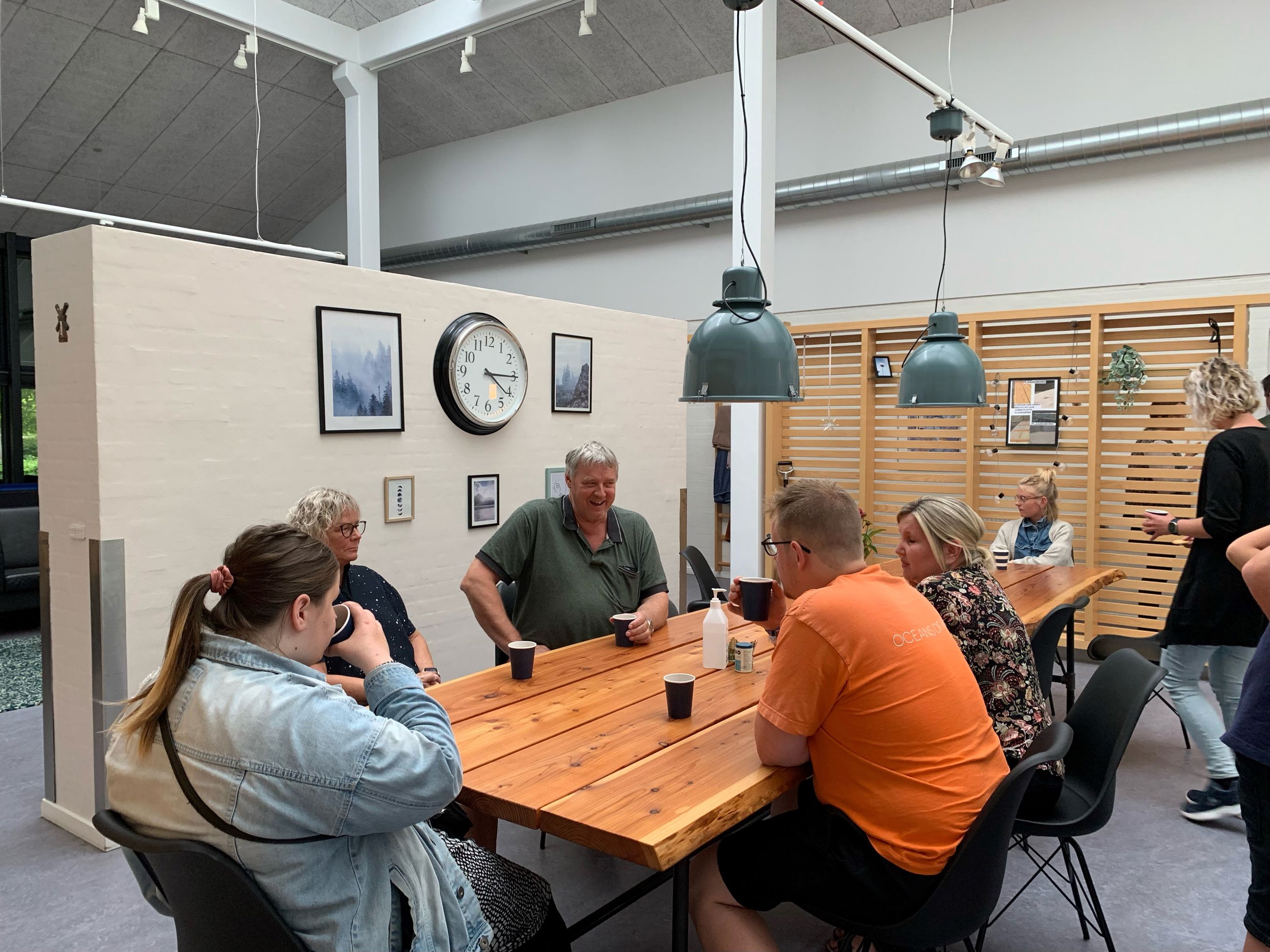 Der hygges indenfor på Bargumsvej, der sidder 6 personer ved et spisebord og snakker