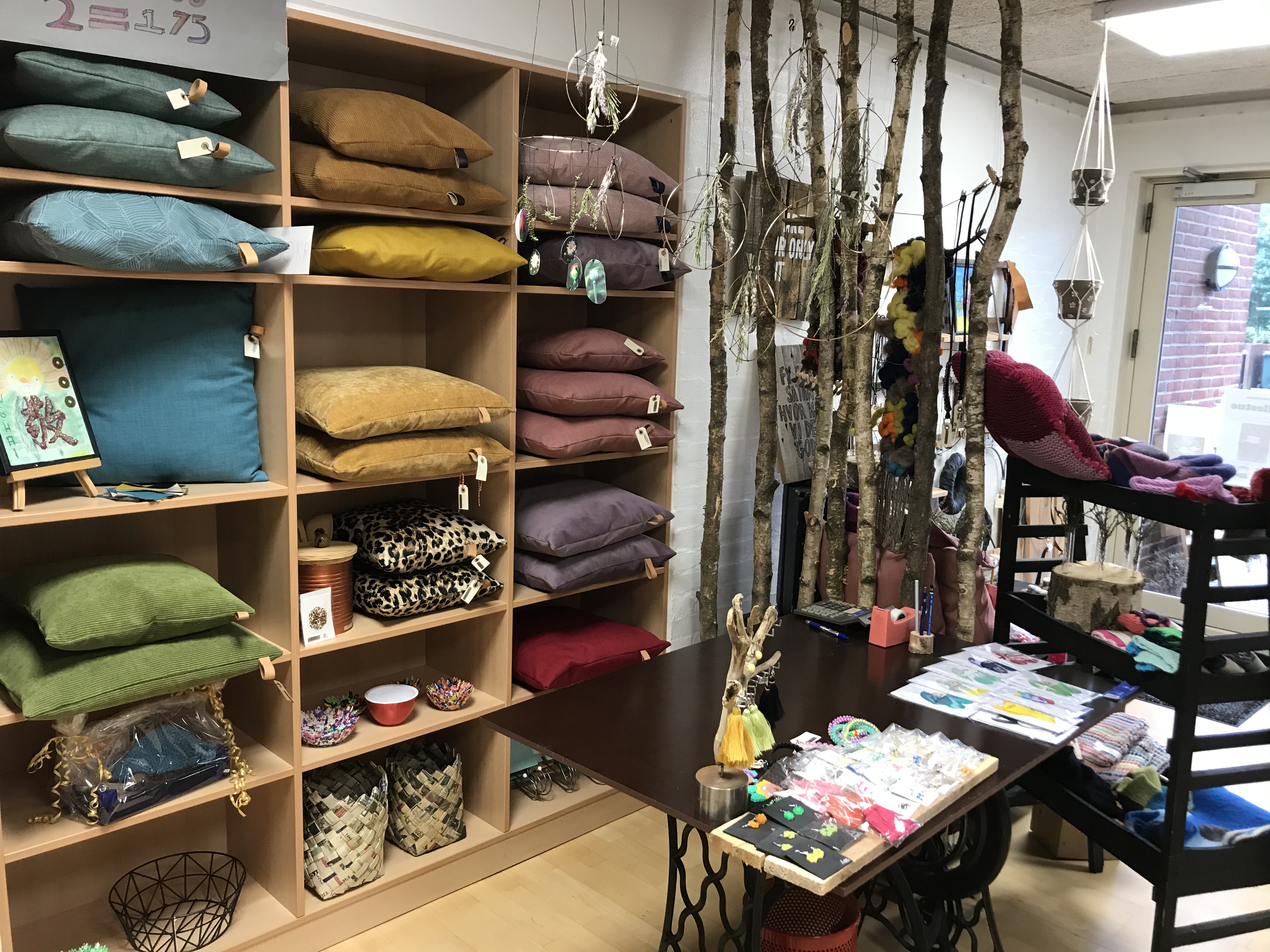 Butikken hvor man ser hvad de har lavet, postkort, pudder  og forskellige ting i træ