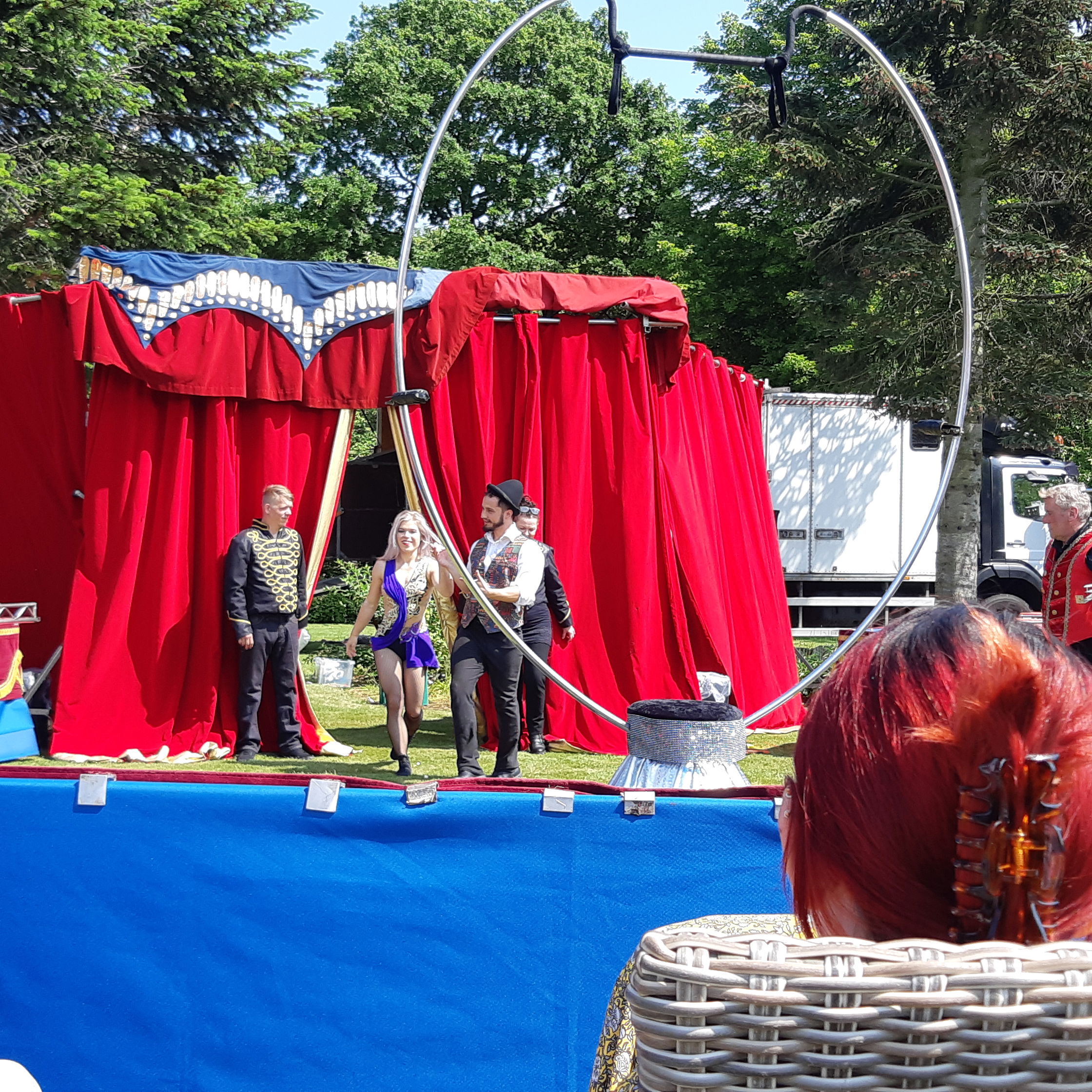 Cirkus har besøgt Solgården og gøglere optræder mens borgerne kigger på.